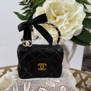 Chic Black Quilted Handbag candle with Gold Accents